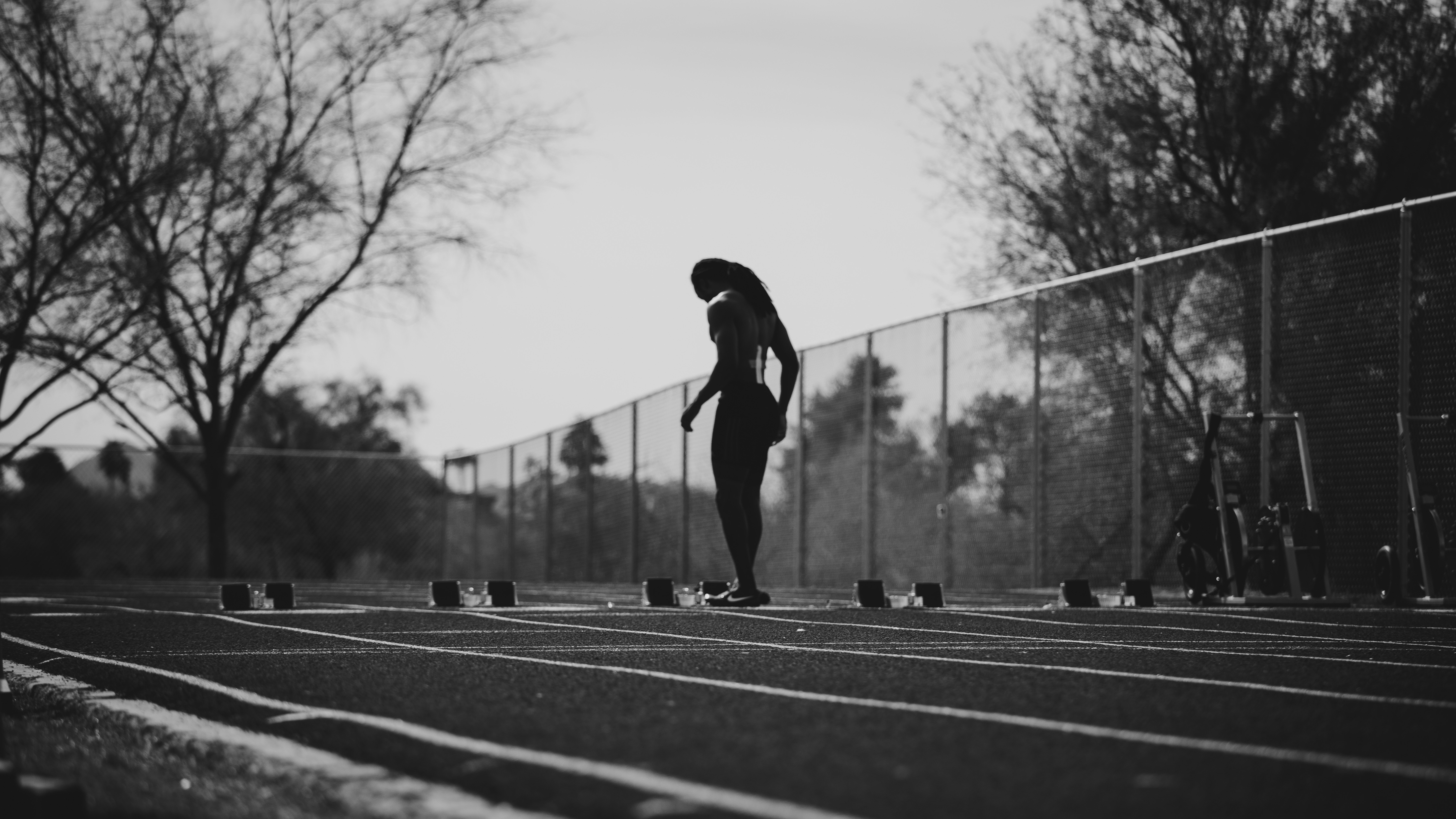 Running line. Бег силуэт обои. Трек женщина. Силуэты в фотографии известных кадры. Вечерняя пробежка на стадионе картинки силуэты.